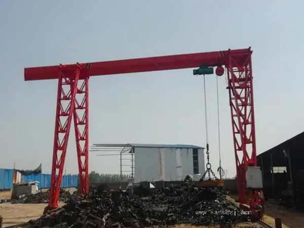 龍門吊門式起重機(jī)作業(yè)時如何確保下方人員的安全？